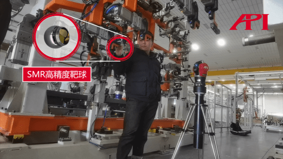 Figure 5: Measuring with an SMR target sphere and the laser tracker.