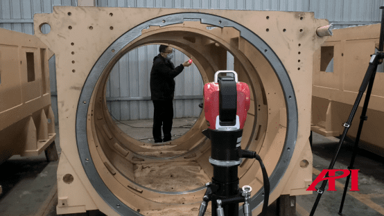 Messung des Motorgehäuses mit einem Radian Pro Laser Tracker.