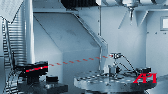 Figura 4: interferômetro XD Laser em trabalho de inspeção de máquina-ferramenta.