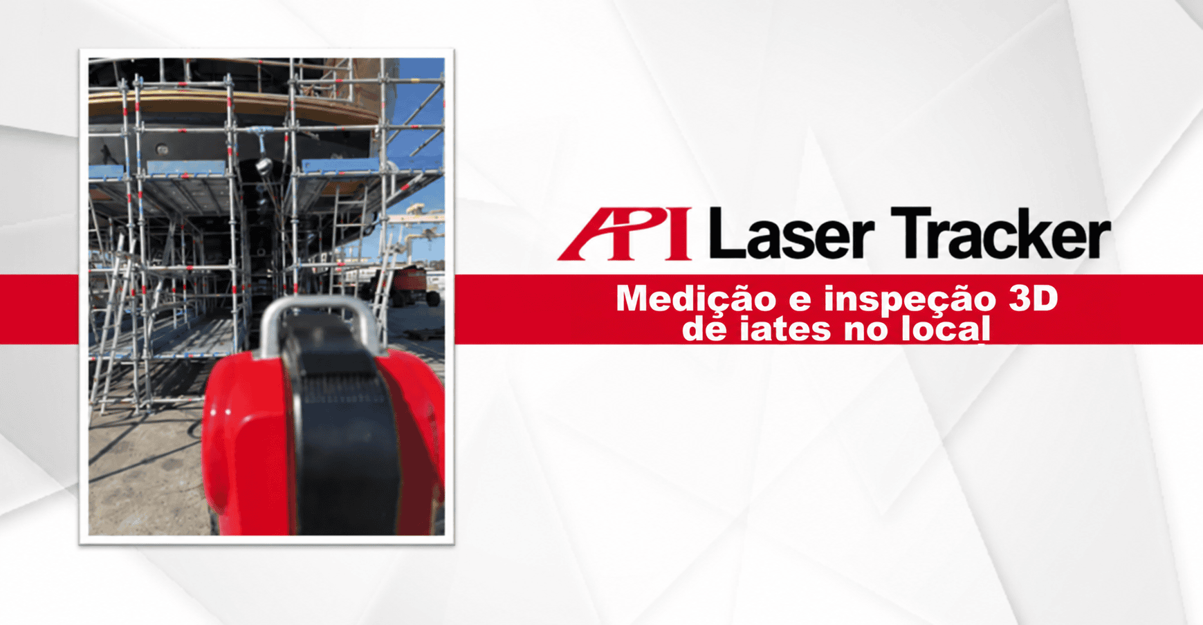 Laser tracker da API em frente a um iate, com textos em português do Brasil sobre medição e inspeção 3D de iates no local.